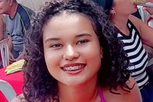 "Quando est&aacute; tudo bem, vem outra luta!": mulher que perdeu moto procura filha desaparecida 