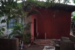 Vizinho arromba porta e salva mulher de inc&ecirc;ndio dentro de casa em Aquidauana 