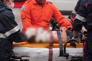 Crian&ccedil;a de 2 anos ferida em ataque de pitbull &eacute; transferida em vaga zero para hospital de Dourados 