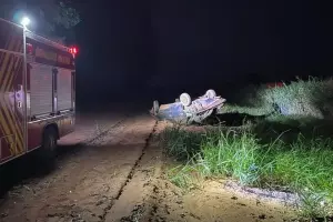 Carro capota e homem morre na BR-267; duas pessoas foram socorridas