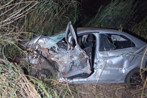 Batida entre carro e carreta de cana deixa crian&ccedil;a de 8 anos em estado grave na BR-060