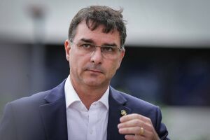 Fl&aacute;vio visita Bolsonaro e escuta do pai: 'segue firme, filho'