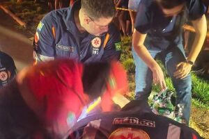Socorristas tentam reanima&ccedil;ao de motociclista em acidente grave na Avenida Wilson Paes de Barros