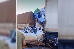 Casal morreu prensado entre caminh&otilde;es