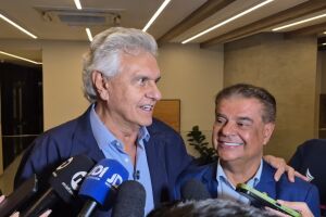 Caiado ignora crise de Fl&aacute;vio Bolsonaro 
