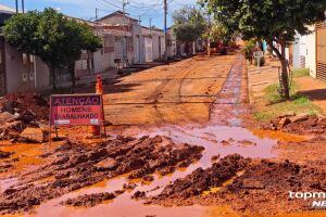 Obra de esgoto agrava lama e moradores cobram asfalto no Guanandi II