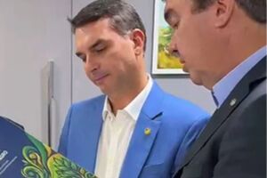 Riedel cita narrativas oportunistas e defende que Flavio se explique