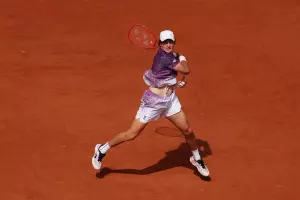 Hist&oacute;rico: Jo&atilde;o Fonseca vira contra Djokovic e avan&ccedil;a em Roland Garros