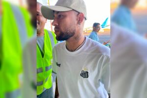 Neymar foi recebido por multid&atilde;o 