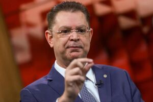 Sostenes provoca bancada da esquerda 