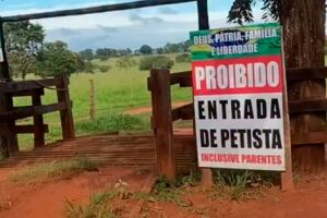 Placa contra petistas em fazenda de Nioaque viraliza