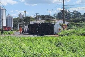 Caminh&atilde;o com etanol tomba no trevo de acesso a Campo Grande; risco de explos&atilde;o (v&iacute;deo)
