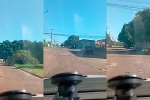 Ruas esburacadas revoltam moradores na Mata do Jacinto: 'queijo su&iacute;&ccedil;o' (v&iacute;deo)