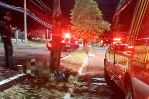 Motociclista bate em canteiro central e morre em Corumb&aacute; 