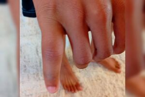 Menino de 13 anos dorme no ch&atilde;o ap&oacute;s esperar horas por vaga no CEM em Campo Grande