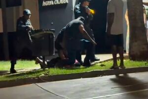 Homem &eacute; preso por agredir esposa gr&aacute;vida e causar confus&atilde;o em delegacia de &Aacute;gua Clara (v&iacute;deo)