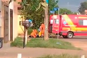 Carro bate em motociclista antes de acertar muro durante acidente no Jardim Noroeste (v&iacute;deo)
