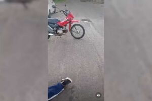 Idoso cai de motocicleta por causa de buraco em rua do bairro Buriti (v&iacute;deo)