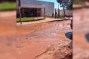 Vazamento de &aacute;gua em frente &agrave; UPA gera revolta de moradores no Santa M&ocirc;nica (v&iacute;deo)