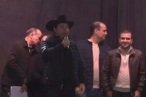 Rodolfo Nogueira 'apanha' ao pedir votos para Fl&aacute;vio Bolsonaro em festa de Mundo Novo (v&iacute;deo)
