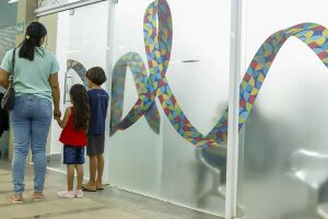 Crian&ccedil;a com autismo espera h&aacute; tr&ecirc;s meses por atendimentos em Campo Grande 