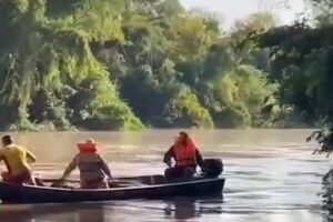 Corpo de motorista &eacute; encontrado preso em caminh&atilde;o tombado no Rio Vacaria (v&iacute;deo)