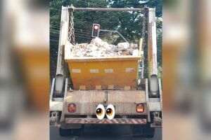 Ao estilo 'Premoni&ccedil;&atilde;o', caminh&atilde;o com entulhos e sem lona &eacute; flagrado circulando em Campo Grande