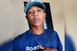 O jovem estava deitado pr&oacute;ximo a roda do caminh&atilde;o quando foi atropelado