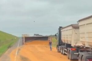 Carreta tomba na MS-480 e carga fica espalhada pela pista (v&iacute;deo)