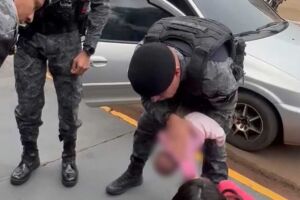 Policiais salvam beb&ecirc; de 34 dias engasgada em Aparecida do Taboado (v&iacute;deo)