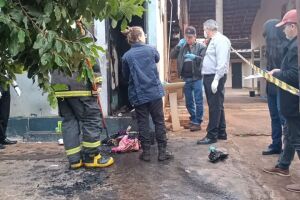 Morador de rua morre carbonizado em banheiro de bar em Dourados; mulher teria causado inc&ecirc;ndio