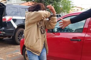 Pol&iacute;cia prende outra suspeita de atear fogo em banheiro e matar homem em Dourados