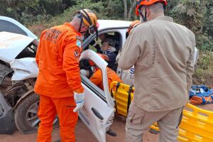 Carro da Secretaria de Sa&uacute;de de Aquidauana se envolve em acidente e deixa 5 feridos