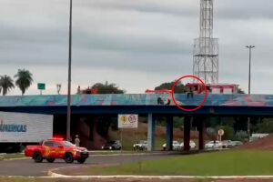 Jovem senta no parapeito de pontilh&atilde;o e mobiliza equipes de socorro para evitar trag&eacute;dia (v&iacute;deo)