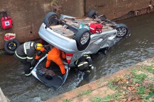 Idosa cai com carro em c&oacute;rrego da Ernesto Geisel (v&iacute;deo)