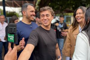 Deputado Nikolas Ferreira foca no voto jovem e ignora cr&iacute;ticas em visita a Campo Grande (v&iacute;deo)