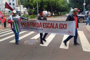 Manifesta&ccedil;&atilde;o reune trabalhadores contra o fim da escala 6x1 no centro de Campo Grande