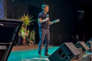 Em Campo Grande, Nikolas palestra sobre crescimento nas redes sociais e alfineta Lula (v&iacute;deo)