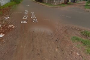 Motorista b&ecirc;bado entra em discuss&atilde;o por urinar na rua e bate em carro de fam&iacute;lia no S&atilde;o Conrado