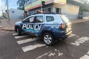 Carro bate em viatura da Pol&iacute;cia Militar em Campo Grande (v&iacute;deo)