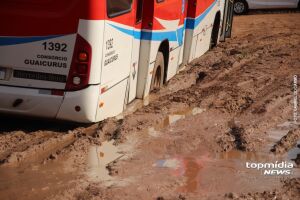&Ocirc;nibus atola em rua do Cristo Redentor e moradores denunciam abandono do bairro (v&iacute;deo)