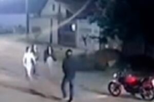 Motociclista aborda e tenta arrastar jovens para matagal em Campo Grande (v&iacute;deo)