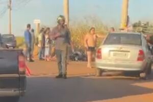 Motociclista acerta lateral de caminh&atilde;o e fica gravemente ferida no Indubrasil (v&iacute;deo)