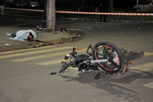 Motociclista &eacute; arremessado contra poste de luz durante acidente e morre em Chapad&atilde;o do Sul