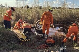Carro capota e mulher fica presa &agrave;s ferragens na MS-223