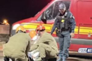 Acidente entre motocicletas em Sidrol&acirc;ndia deixa tr&ecirc;s feridos e jovem&nbsp;internado