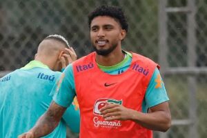 Meio-campo &eacute; testado na lateral direita
