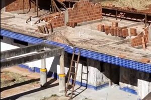 Dias ap&oacute;s paralisar obra, prefeitura aumenta contrato da Emei Jardim Anache em R$ 503 mil
