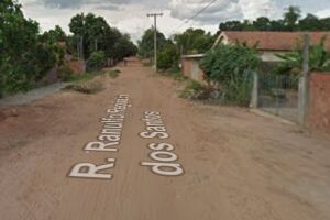 Idoso surta e ataca mulher desconhecida na rua com faca de serra em Coxim