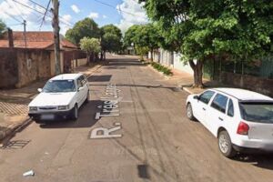 Motorista avan&ccedil;a em parada obrigat&oacute;ria e atropela jovens em Inoc&ecirc;ncia